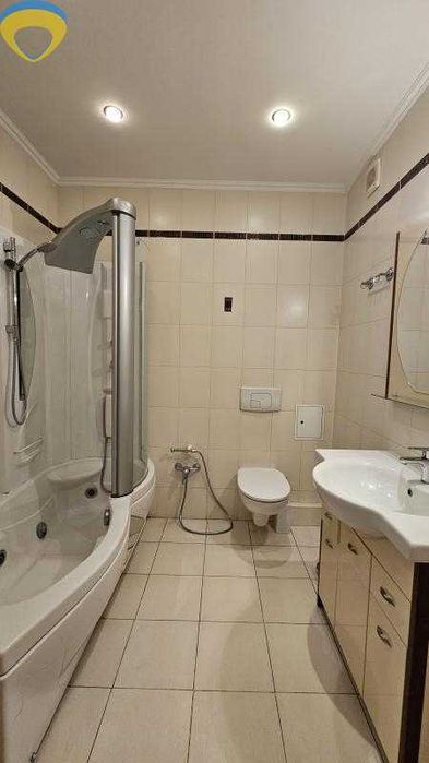 Продам простору 2-кімнатну квартиру на Черемушках, вул. Старицького