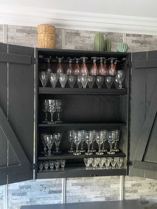 Armário de parede bar — estilo barn door — preto