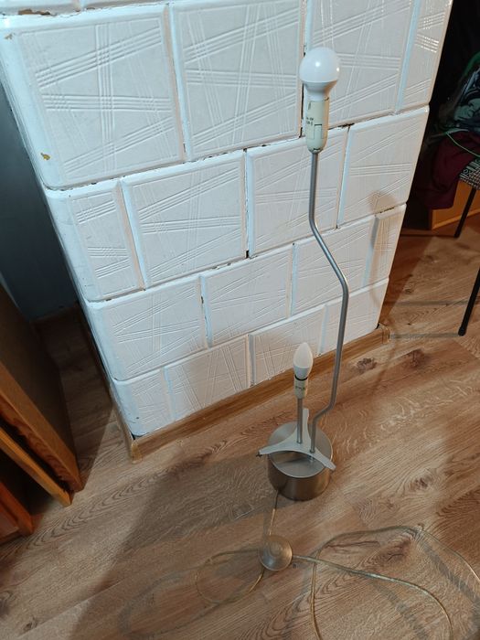 Lampa podłogowa.