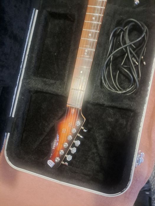 Gitara elektryczna z twardym futeralem.