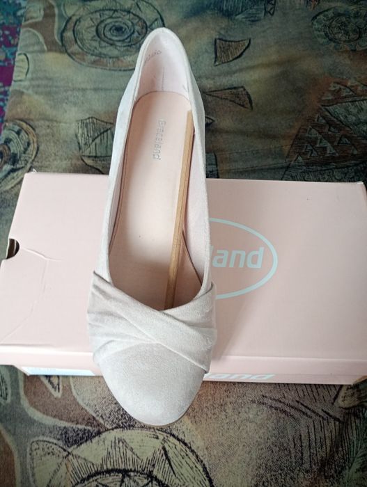 Nowe czółenka na koturnie 39