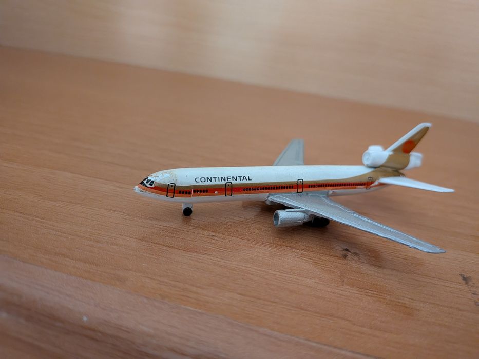 Avião miniatura continental