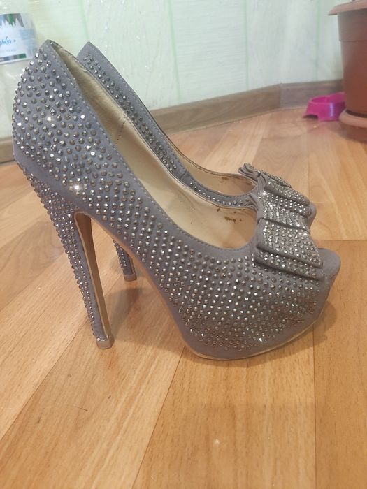 Босоножки     женские   на     каблуках .