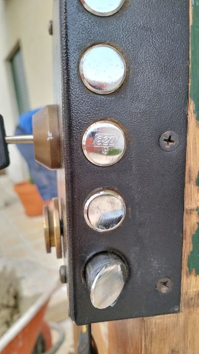 Fechadura de ferro para porta de entrada em madeira