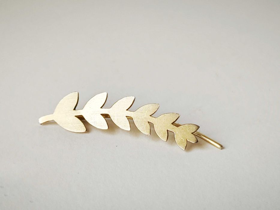 Brinco clip ramo folhas em prata dourada
