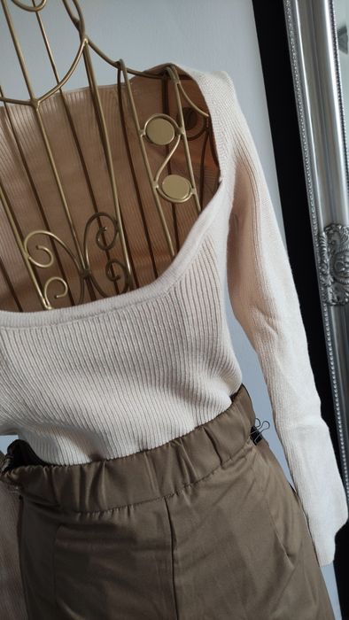 Sweter w prążek dekolt kwadrat