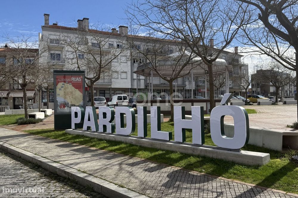 Moradia com terreno e anexos