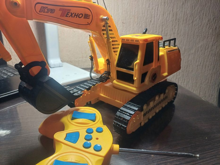 Продам екскаватор дитячий на радіокеруванні б/в