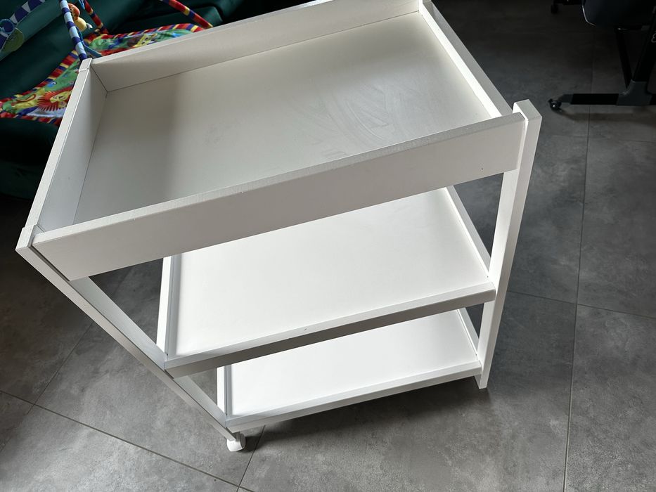 Przewijak wolnostojący drewniany na kółkach