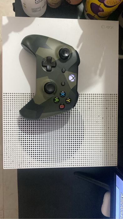 Vendo Xbox One S 1TB Como novo nehum arranhao