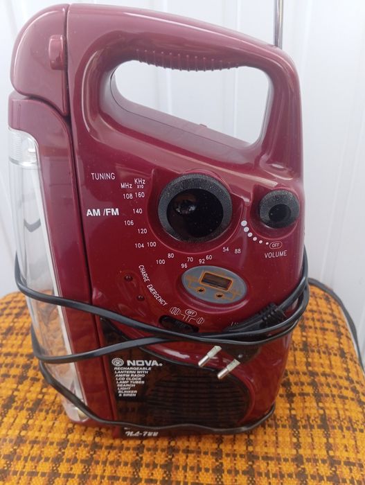 перезаряжаемый фонарь с AM/FM-радиоприемником Nova H4-782.