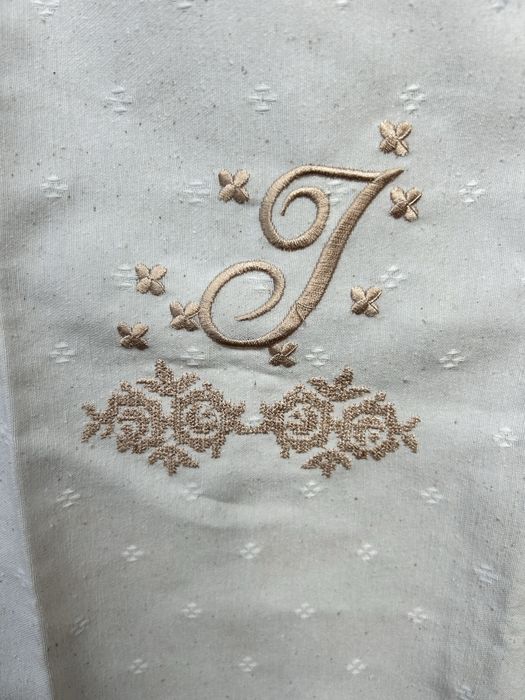 Toalha em algodão com monograma “I” bordado