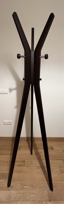 Cabide de chão em madeira castanha, loja do gato preto