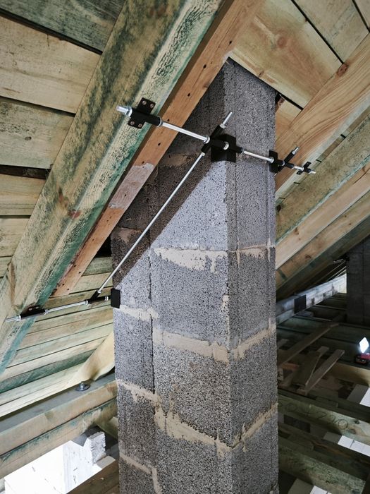 Regulowane mocowanie komina systemowego