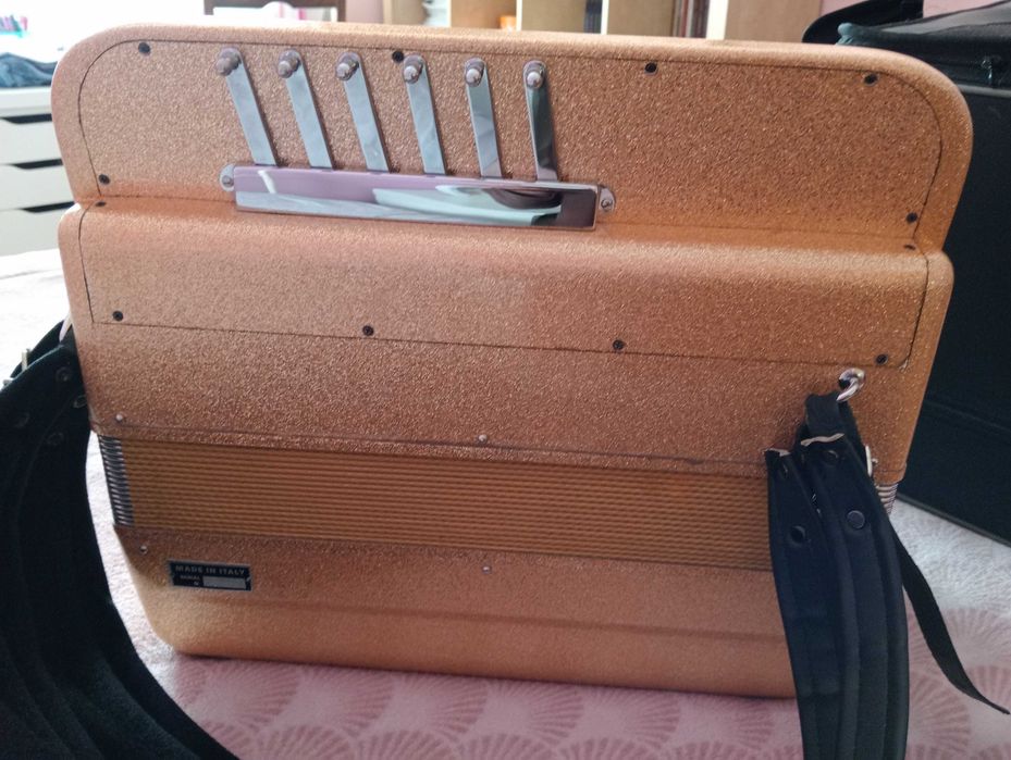 Acordeão Cruccianelli dourado, em muito bom estado