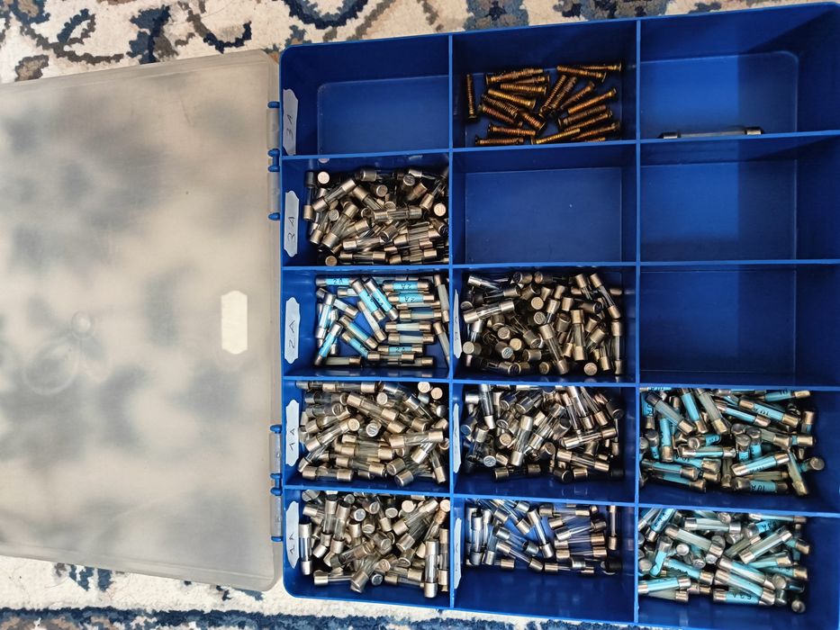 Box containing dozens of new glass fuses 1–10A