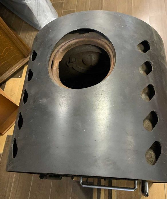 Буржуйка , камін , піч на дрова