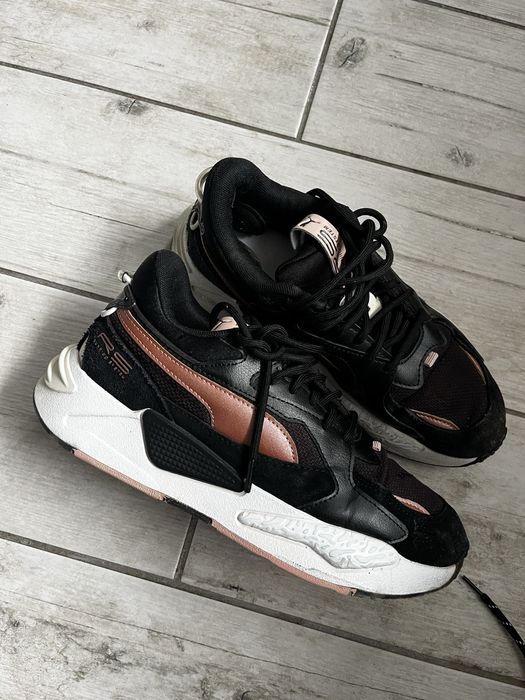 Кросівки жіночі в ідеальному стані