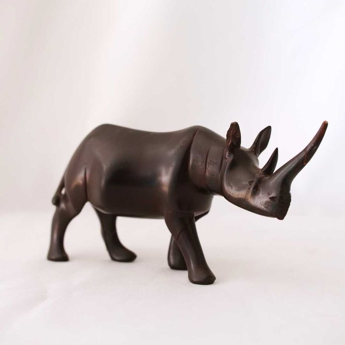 Figura de rinoceronte em pau-preto