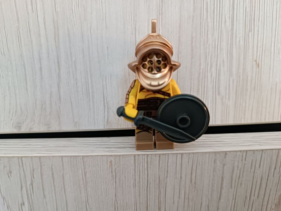 LEGO minifigures SERIA 5 8805 Gladiator col05-2  col066