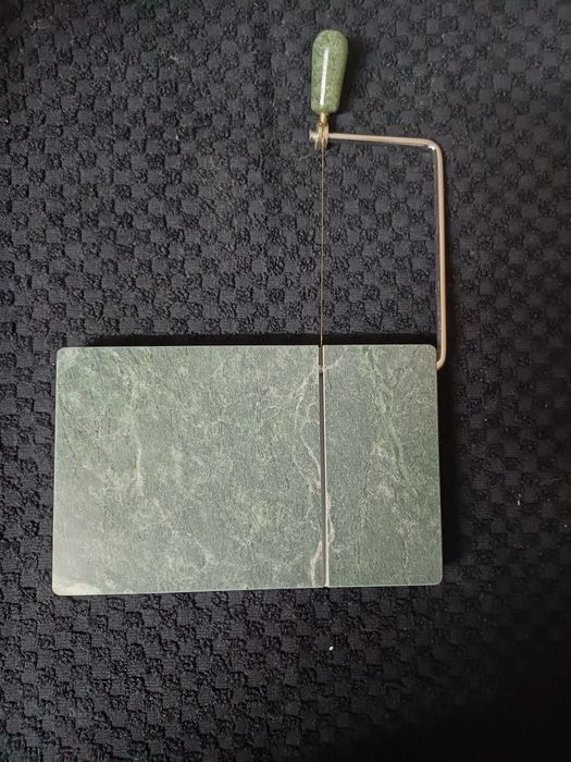 Tábua em mármore para corte de queijo