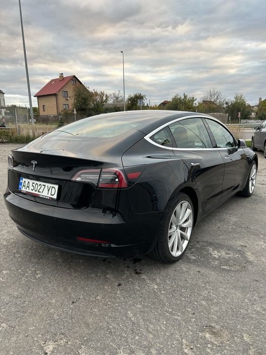 Tesla model 3 2019 рік