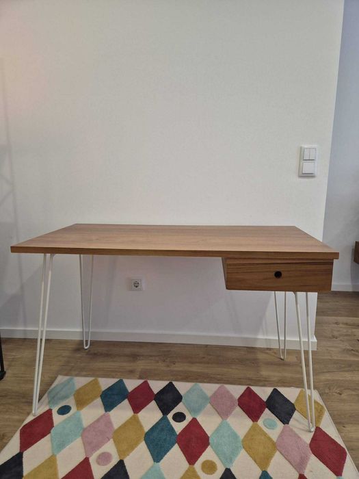 Secretária de madeira e metal da marca Maison du Monde.