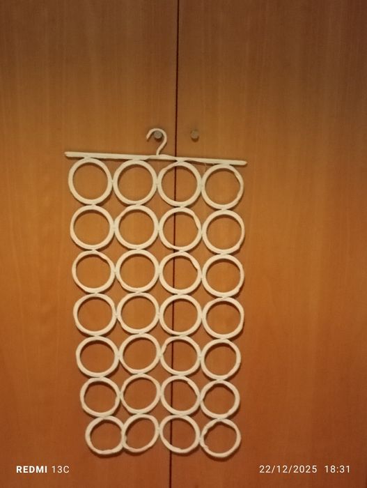 Acessório para pendurar lenços/cintos