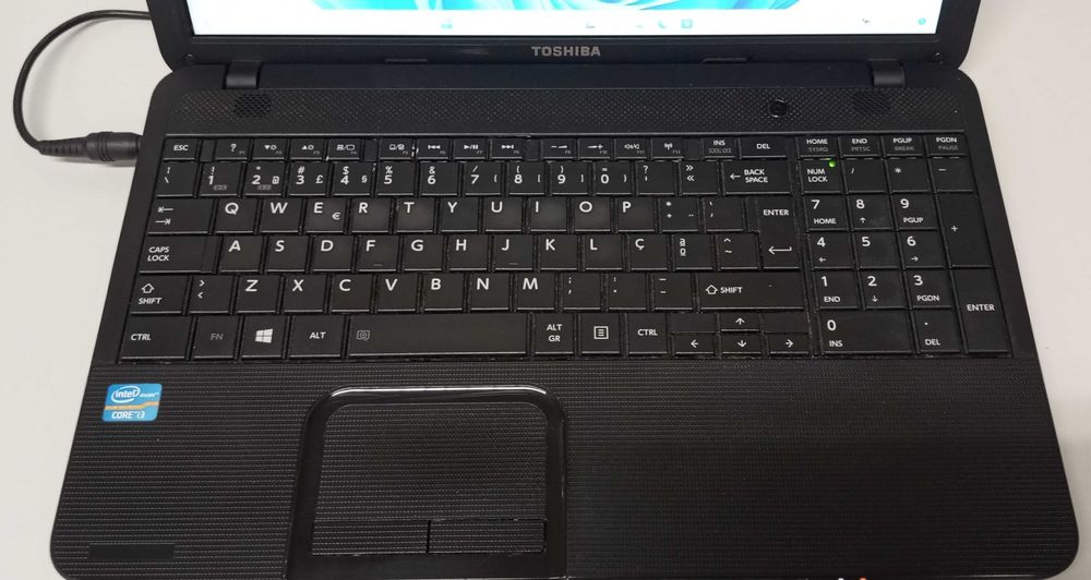 Portátil Toshiba Satellite Pro C850-1LC - A funcionar