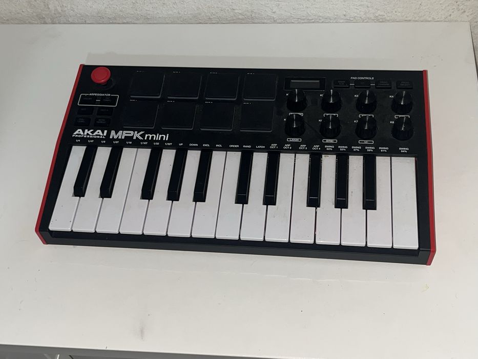Akai MPC one+, Akai MPK mini (nao incluido)
