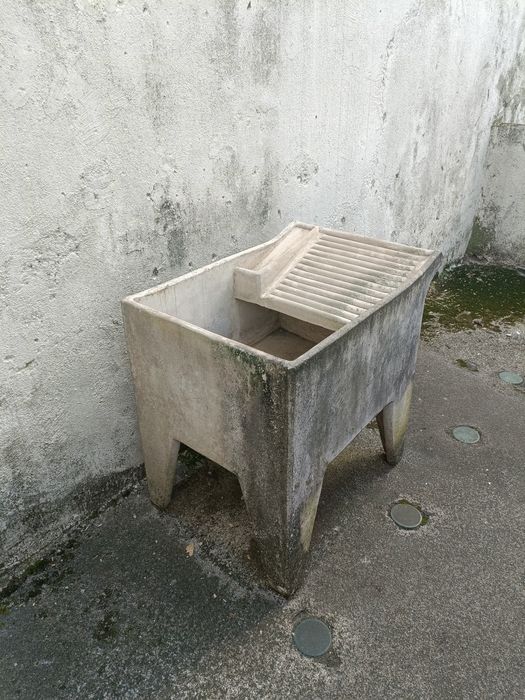 Tanque antigo de cimento