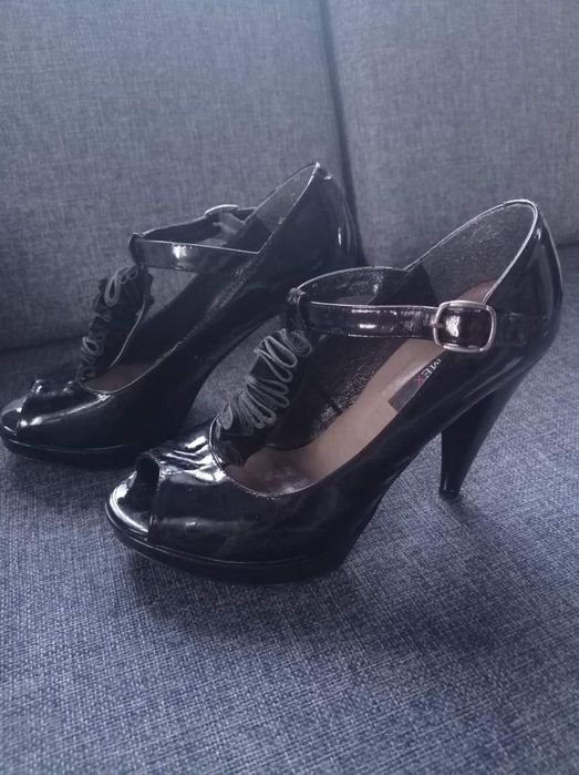 Buty na obcasie z ozdobą