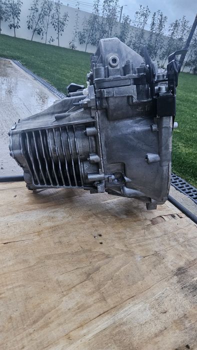 Caixa ref 20MB46 peugeot (avariada)