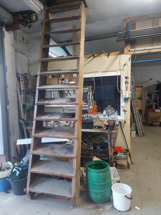 Stare, poniemieckie schody, modrzew