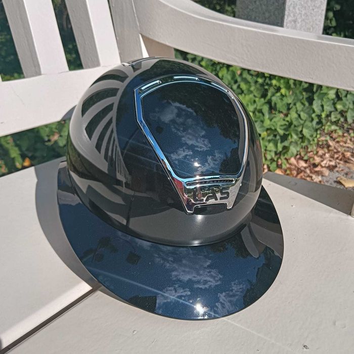 Kask Las Opera z szerokim daszkiem