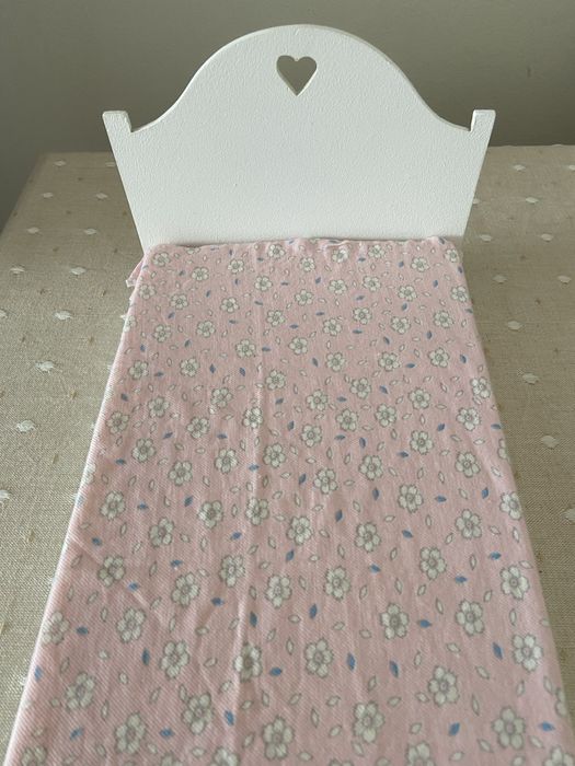 Cama de bonecas feita à mão