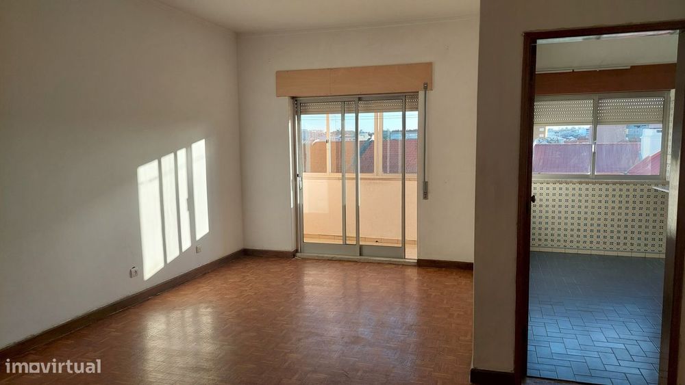 Apartamento T2 localizado no Centro da Cova da Piedade