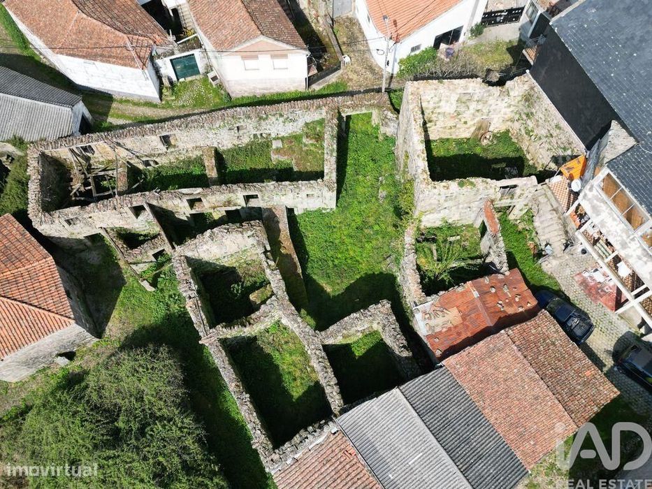 Casa de aldeia em Mouçós e Lamares de 526,00 m2
