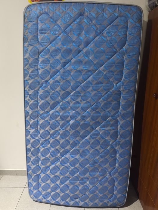 Cama solteiro com colchão