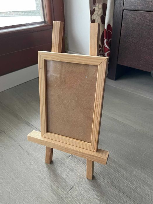 Drewniana ramka ze stelażem