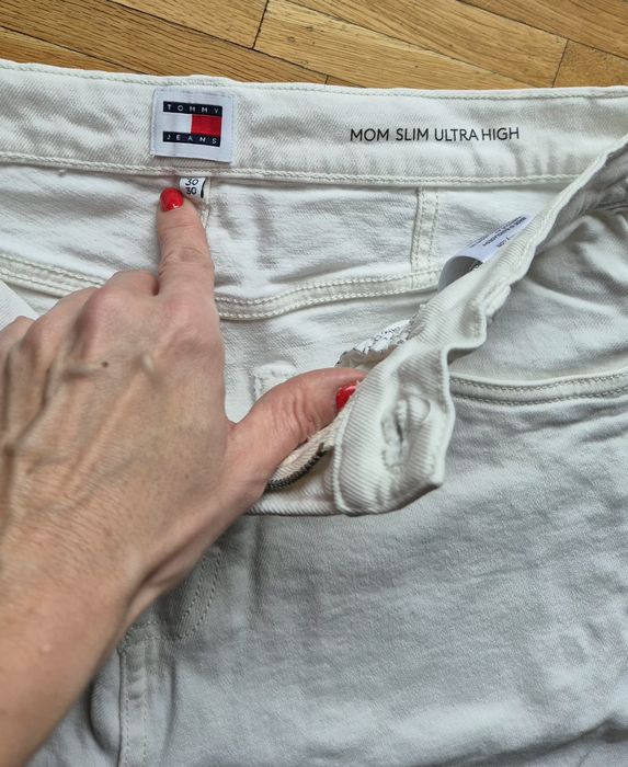 Białe jeansy Tommy Jeans 30/28