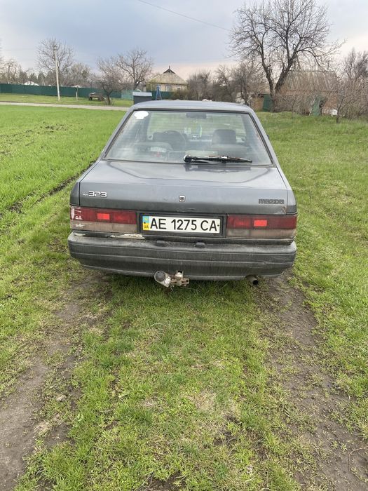 Автомобіль Мазда 323