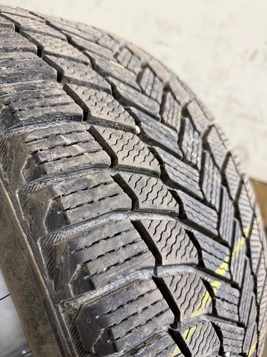 Резина Michelin  275/40 r22 приїхала один сезон