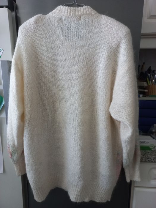 Casaco novo em malha branca com bordados coloridos