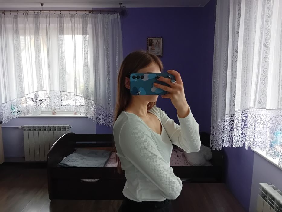 Dopasowana biała bluzeczka z dołem typu gorset