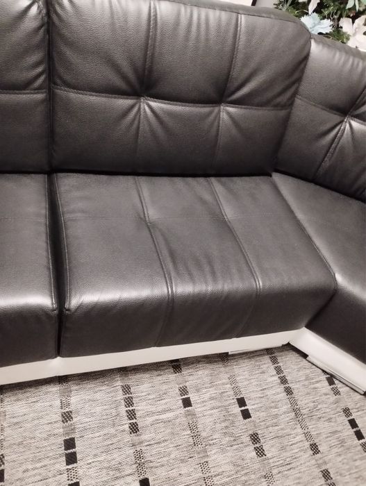 Sofa em formato L com alguns danks