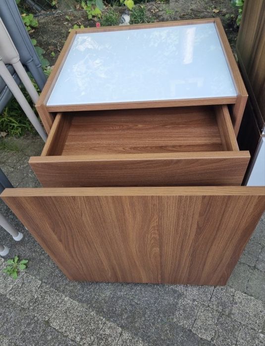 Brązowe szafki ze szklanym blatem 2 sztuki