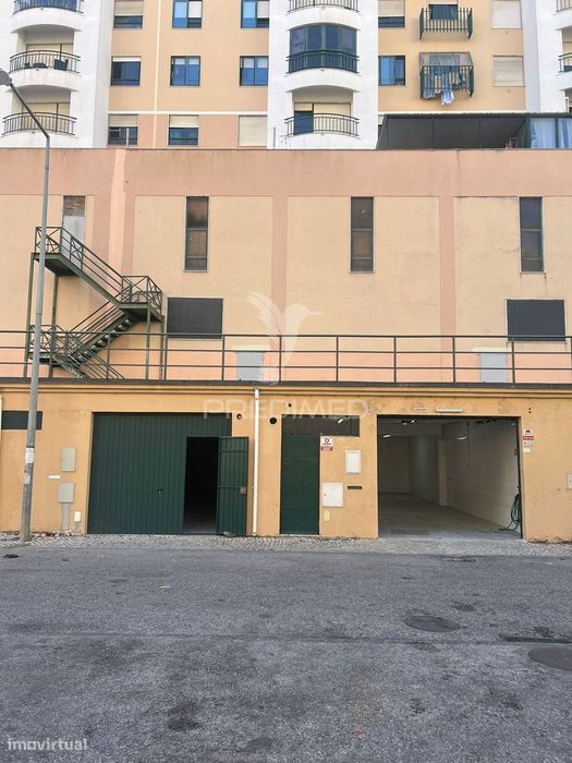 Warehouse in the heart of Massamá