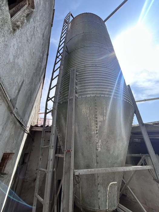 Animal feed silos64283449777409122