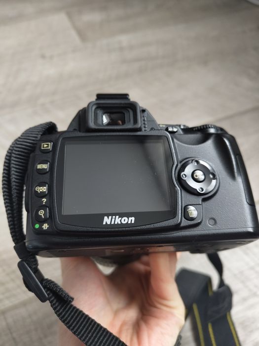 Продам зеркальний фотоапарат Nikon D40